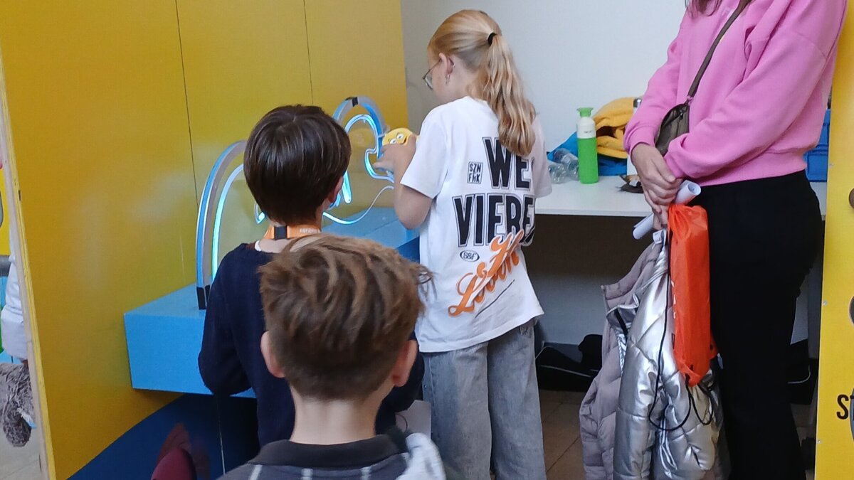 Kinderen staan rustig te wachten om een spel te kunnen doen