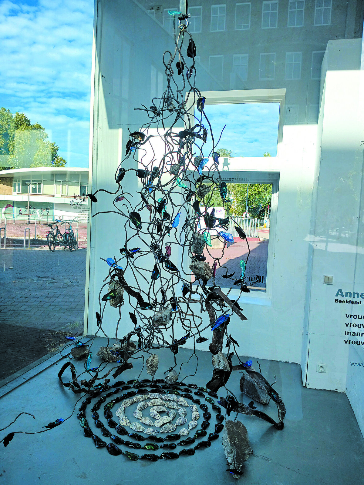 Het kunstwerk is  mooi in harmonie met het torentje