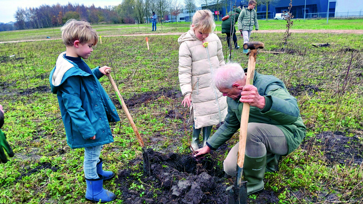 Opa plant samen met de kleinkinderen een boom.jpg