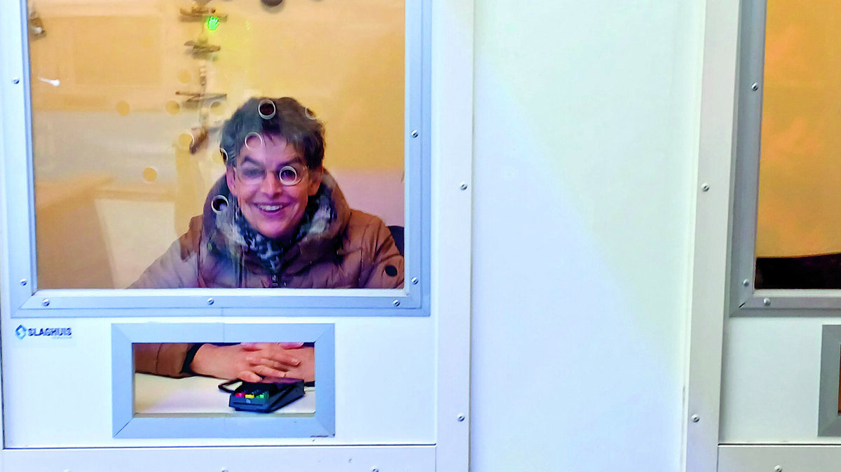 Monique Heistra verkoopt de kaartjes bij de IJsbaan.jpg