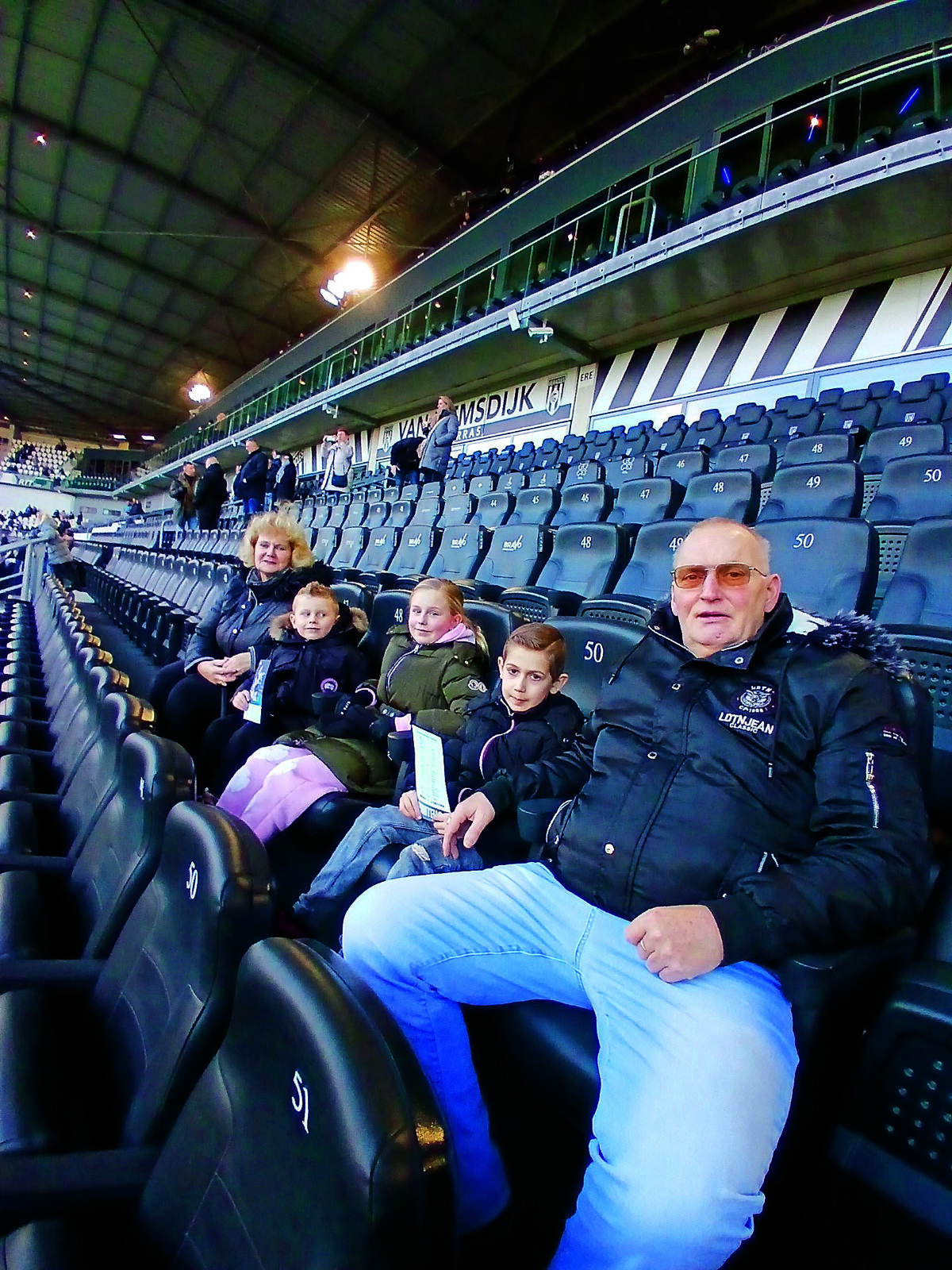 Annet Niehaus met man en kleinkinderen stadion.jpg