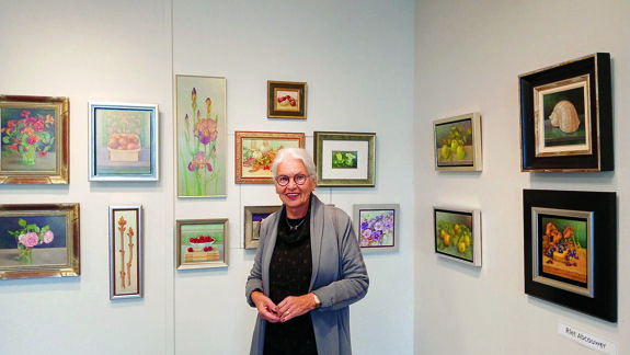 Riet Abcouwer bij haar kunstwerken.jpg