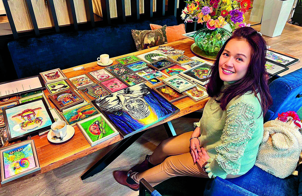 Alicia tussen de vele materialen waar zij inspiratie uit put.jpeg