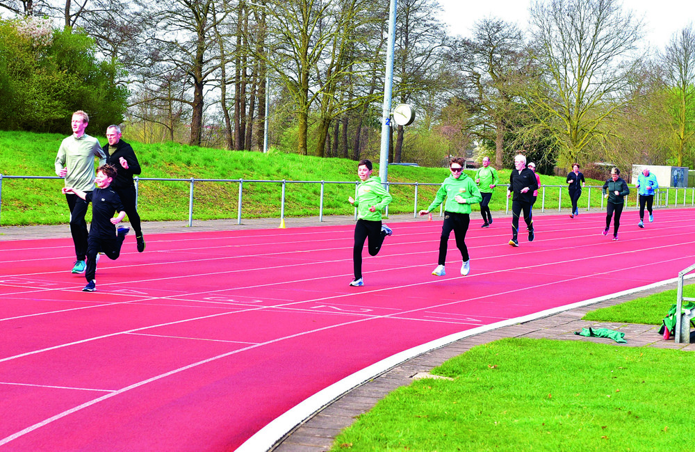 Jong en oud samen aan het trainen.JPG