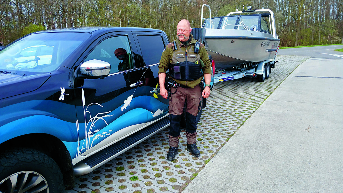 medewerker Sportvisunie in vol ornaat bij de boot.jpg
