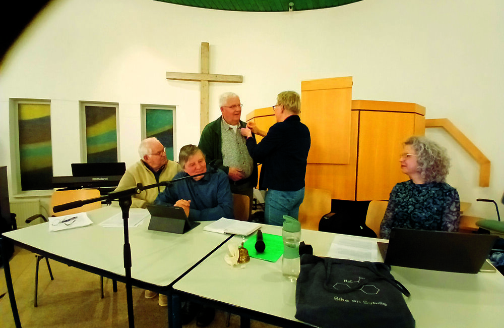 André Zandvelt krijgt als erelid een speciale speld uitgereikt.jpg