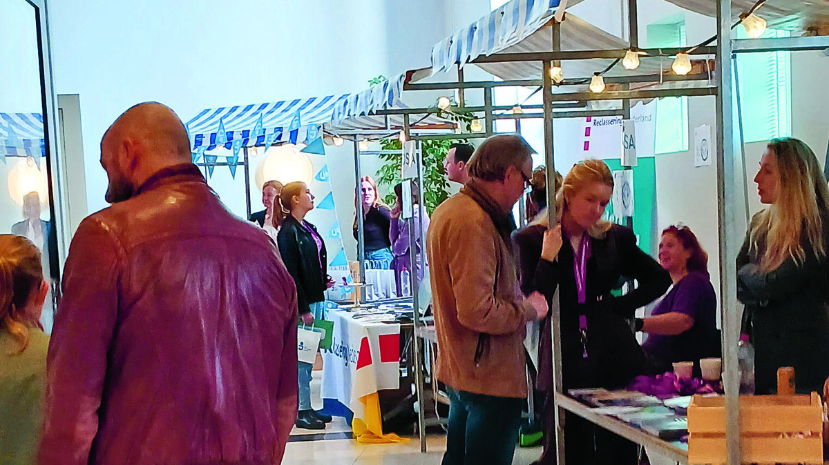 Allerlei aan de rechtbank gerelateerde kraampjes..jpg