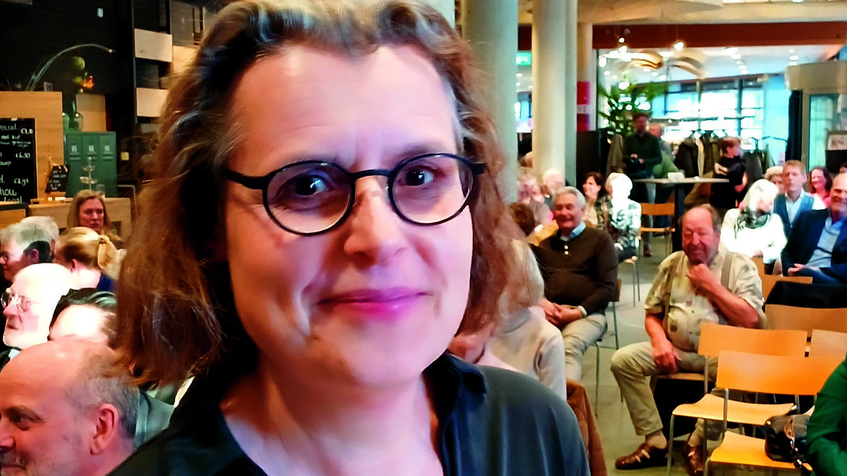 Judith Nieken wint de Willem Wilmink Dichtwedstrijd.jpg