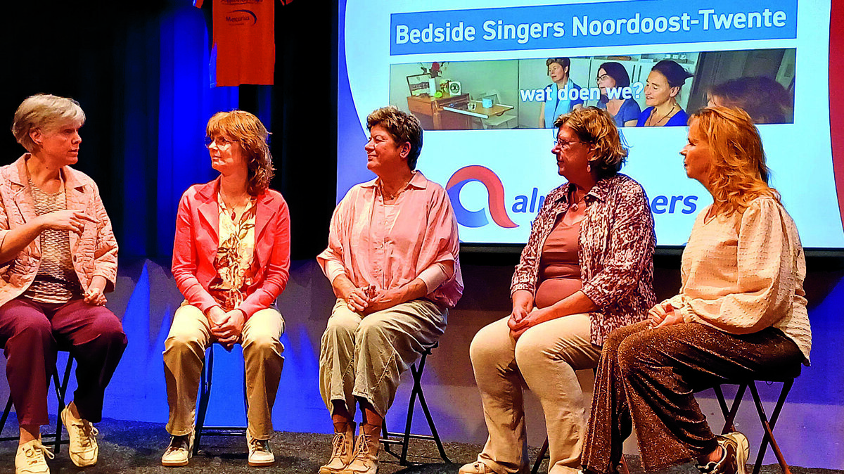 Bedside Singers met hun nieuwe krukken