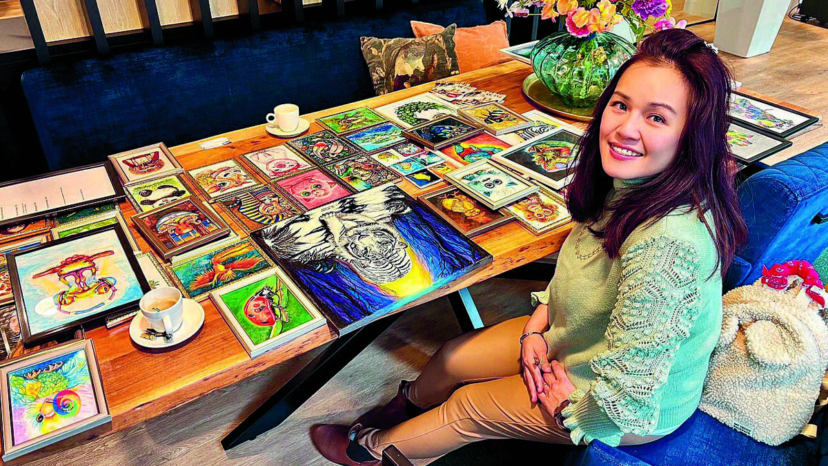 Alicia tussen de vele materialen waar zij inspiratie uit put.jpeg