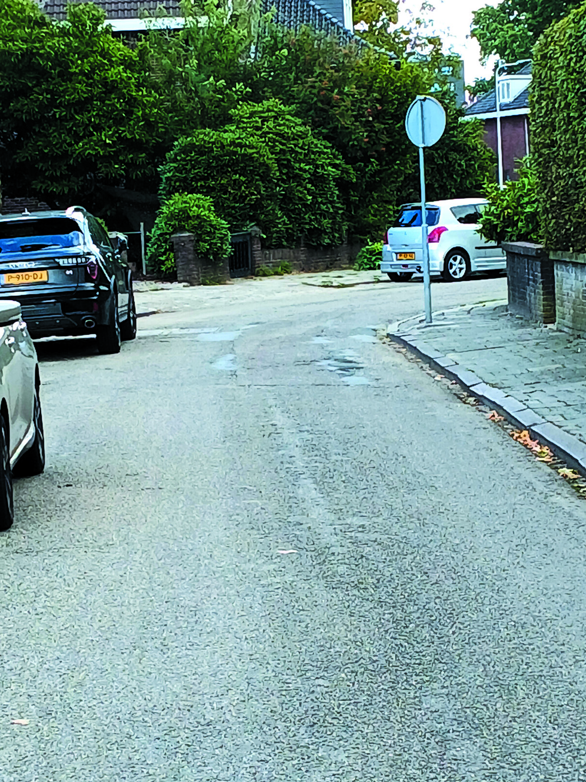 Op de hoek is de straat danig verzakt