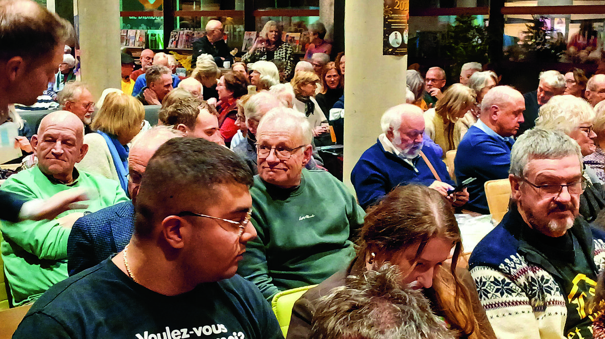 De zaal zet echt tjokvol.jpg