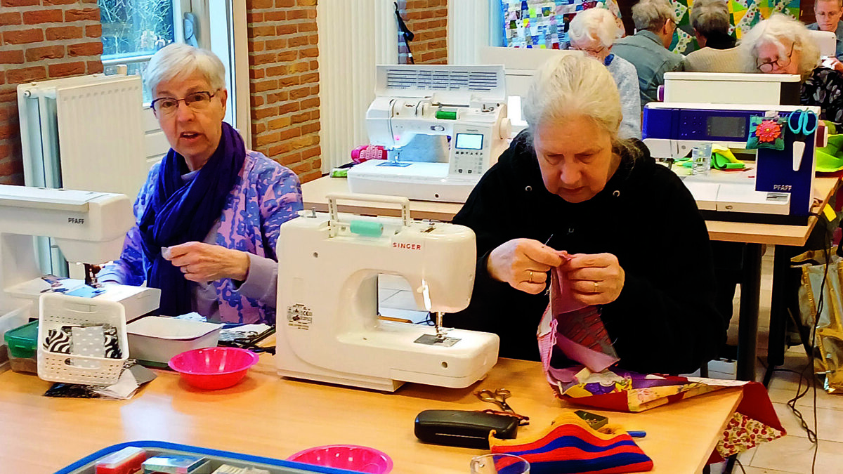 Hard werken achter de naaimachine om droomdeken te realiseren.jpg
