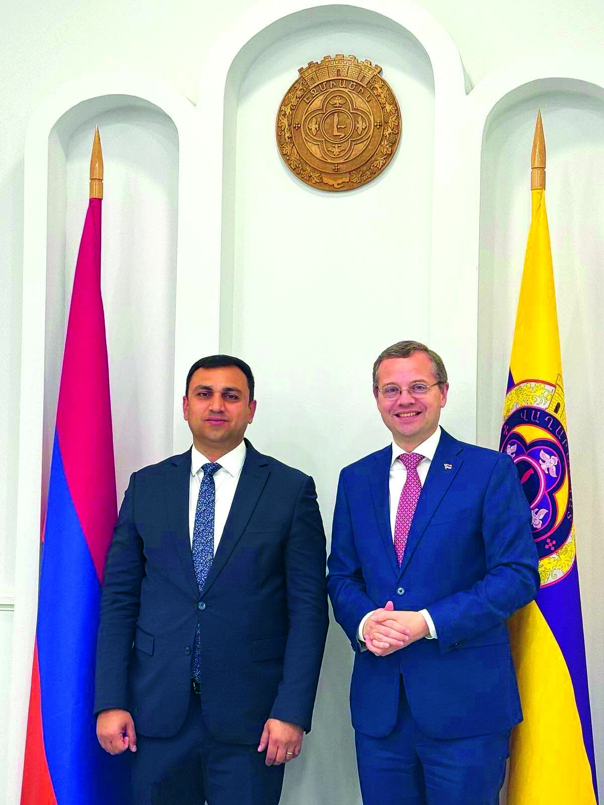 bezoek Armenie - wnmd. burgemeester Ejmiatsin.JPG