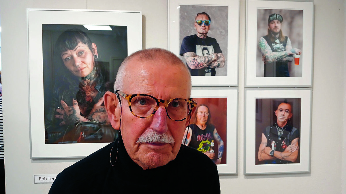 Rob ten Tusscher met zijn beijzonder portretten..jpg
