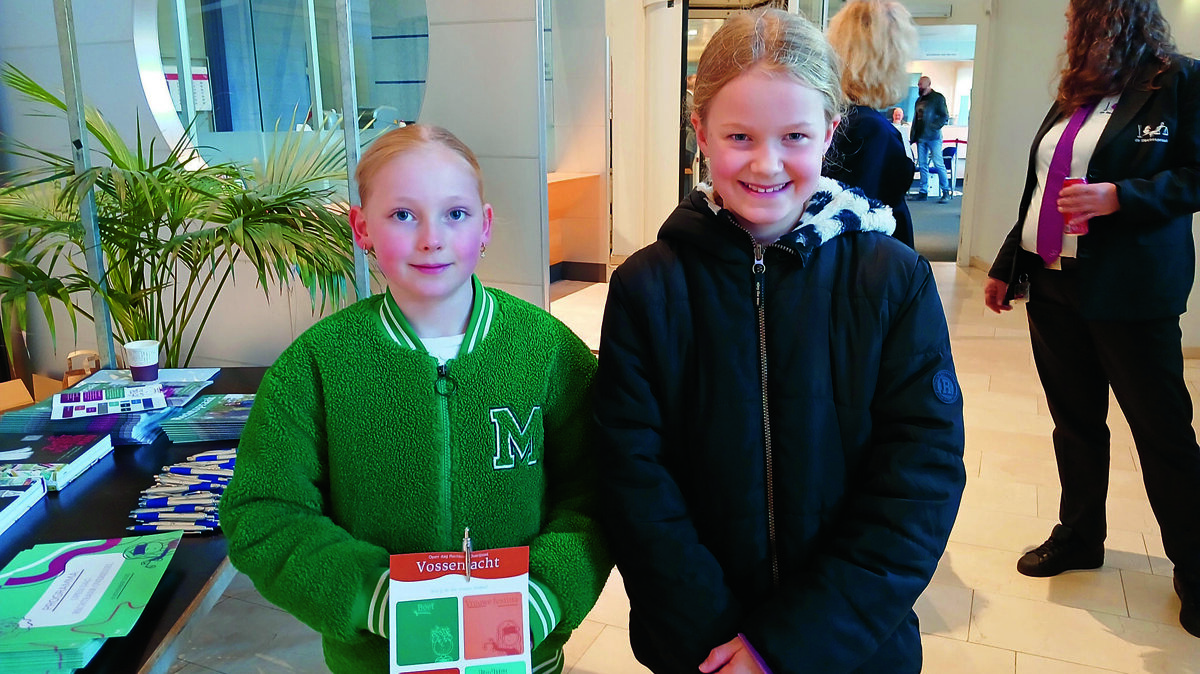 Fraukje en Linda beginnen enthousiast aan de Vossenjacht.jpg