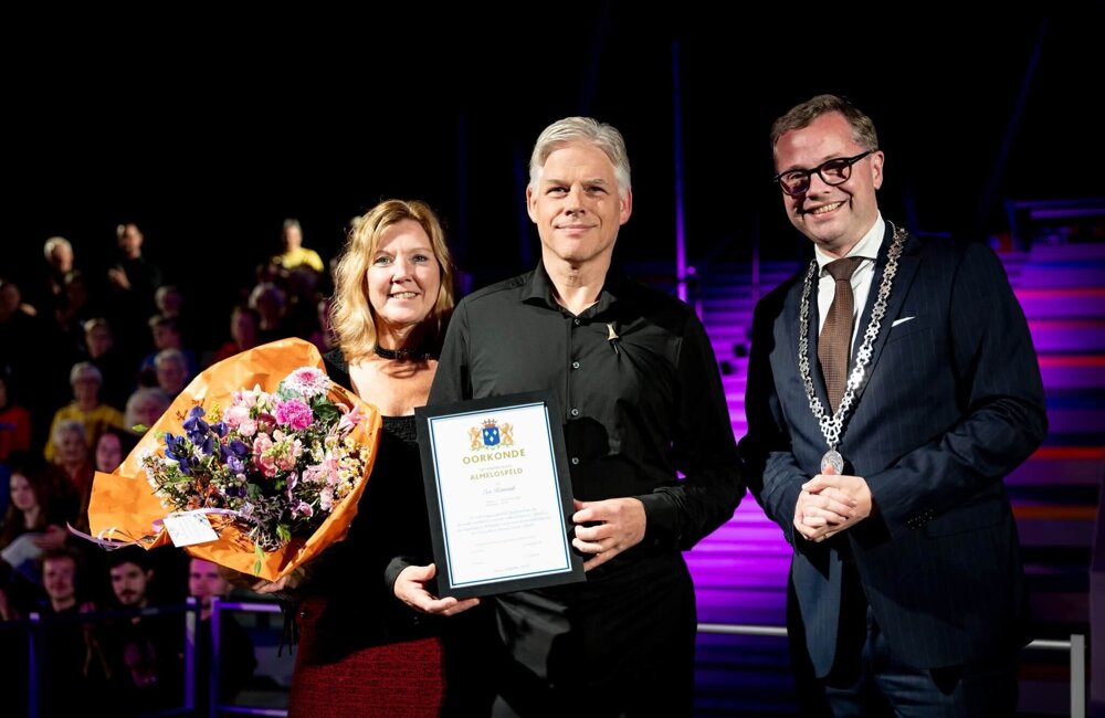 Eric Kotterink, blij en ontroerd door de Almelospeld,( foto Wouter de Wilde van gemeente Almelo)