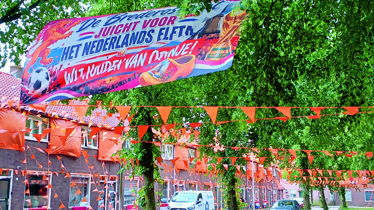 Oranje versiering in de Brederostraat