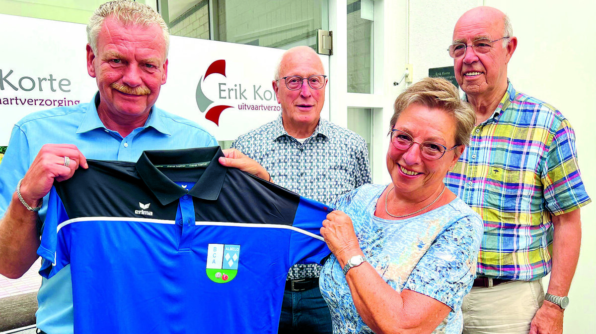 Bowls spelers blij met nieuwe shirt.jpeg