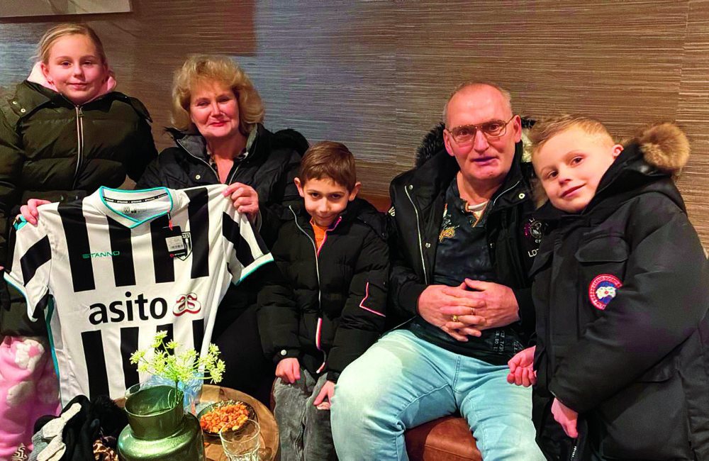 Annet Niehaus met man en kleinkinderen en Heracles shirt.jpg