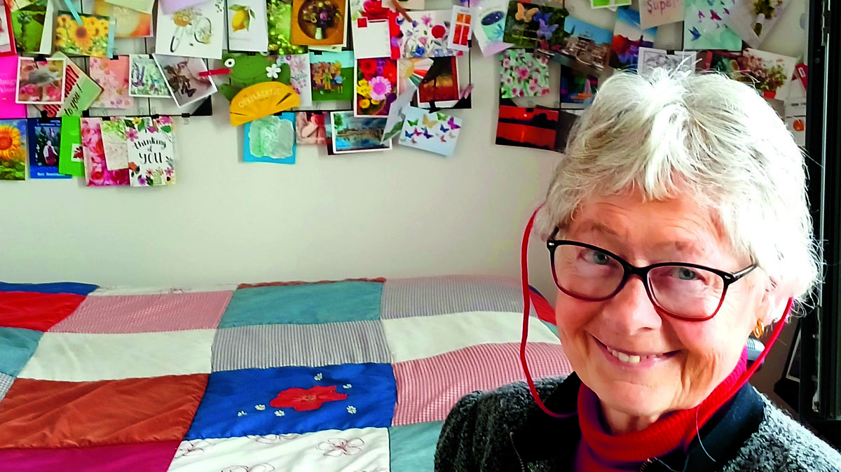 Paulien bij haar kaartenwand.jpg