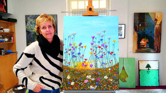 Winny Lenderink  bij haar werk dat ze in opdracht heeft gemaakt..jpg