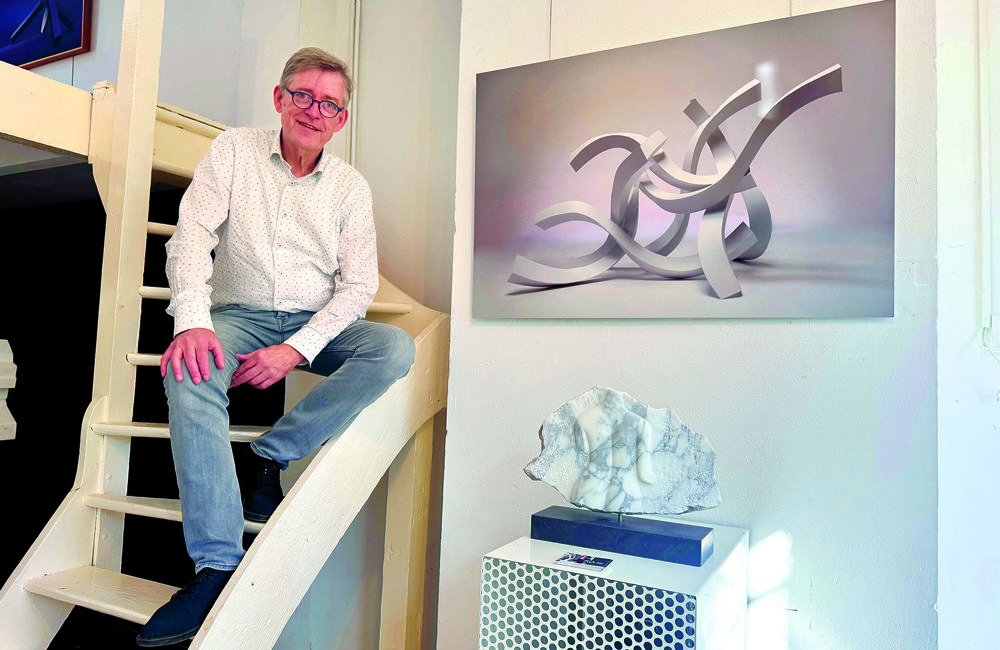 Hans Bouma in de galerie van Frieda Waanders.jpg