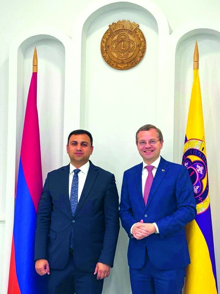 bezoek Armenie - wnmd. burgemeester Ejmiatsin.JPG