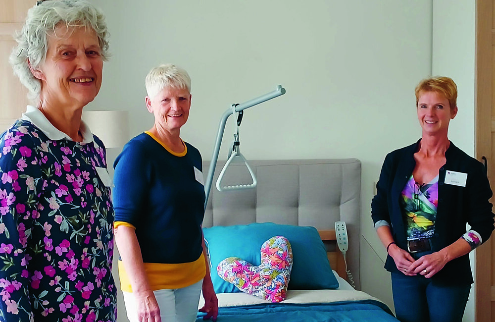 Drie van de 45 gastvrouwen ( vrijwilligers) die samen een hecht team vormen en er echt zijn voor de bewoner.jpg