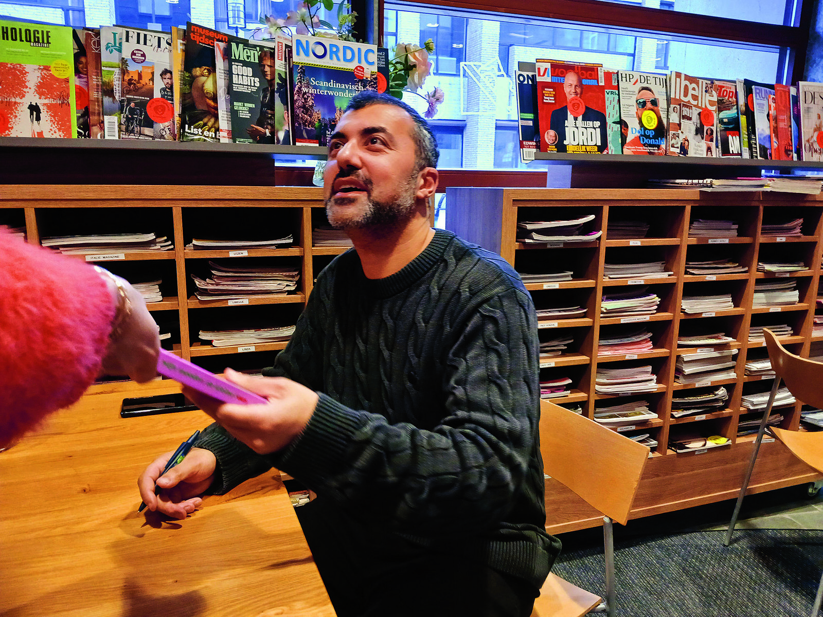 een blije Eus in de Bieb.jpg