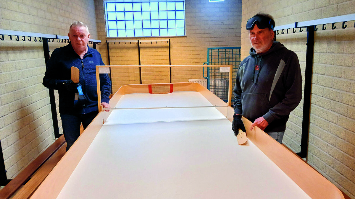 Hans en André bij de tafel.jpg