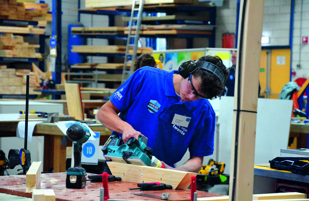 Jochem werkt aan zijn werkstuk.JPG