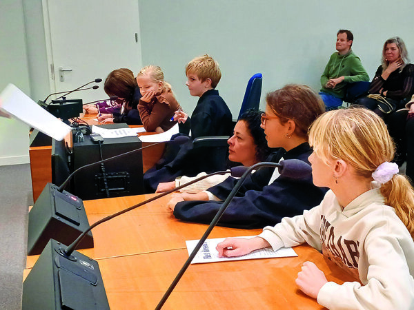 Een vijftal kinderen spelen de verdachte.jpg