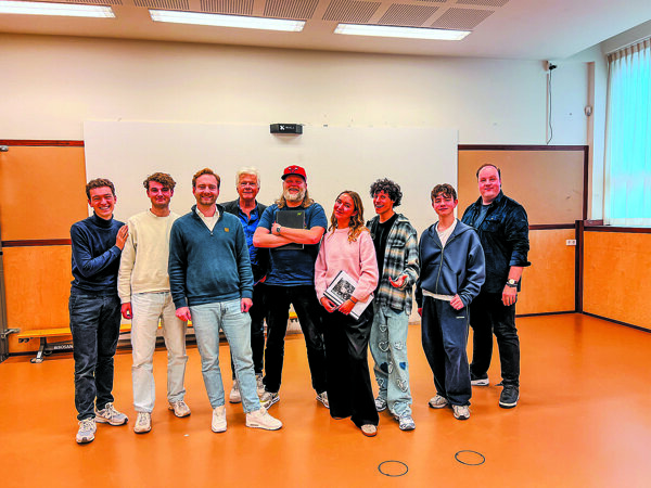 Sinterklaas & de Magische Pakjesmachine cast.jpg