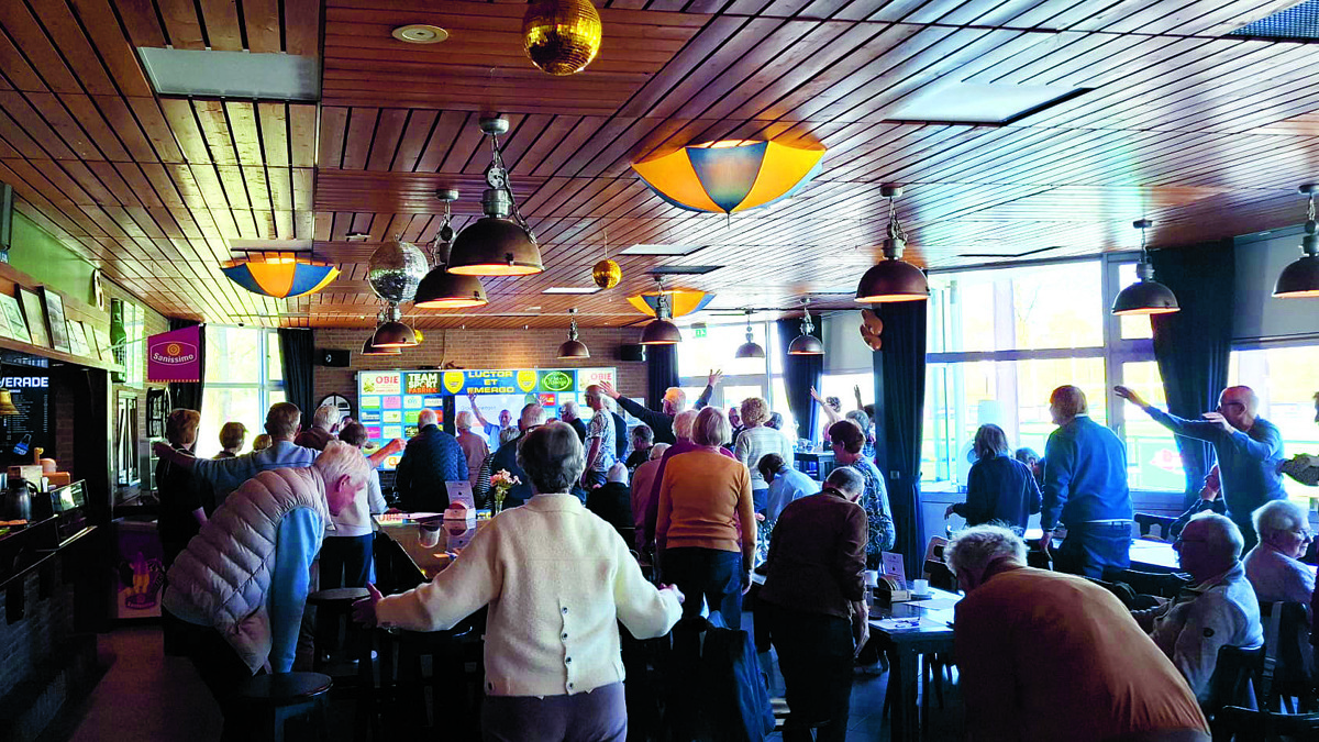 De bezoekers deden de oefeningen enthousiast mee mee.JPG