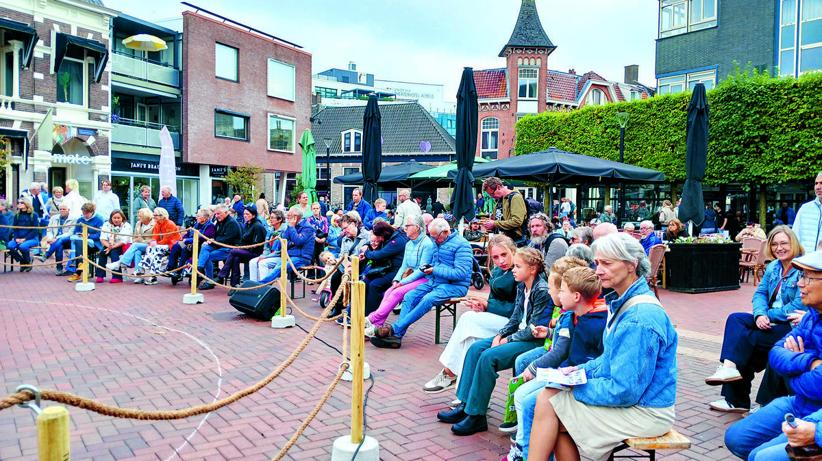 Het publiek was massaal naar de Koornmarkt gekomen.jpg