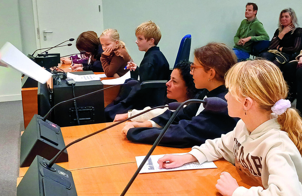 Een vijftal kinderen spelen de verdachte.jpg