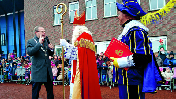 De burgemeester bij de Sint.jpg