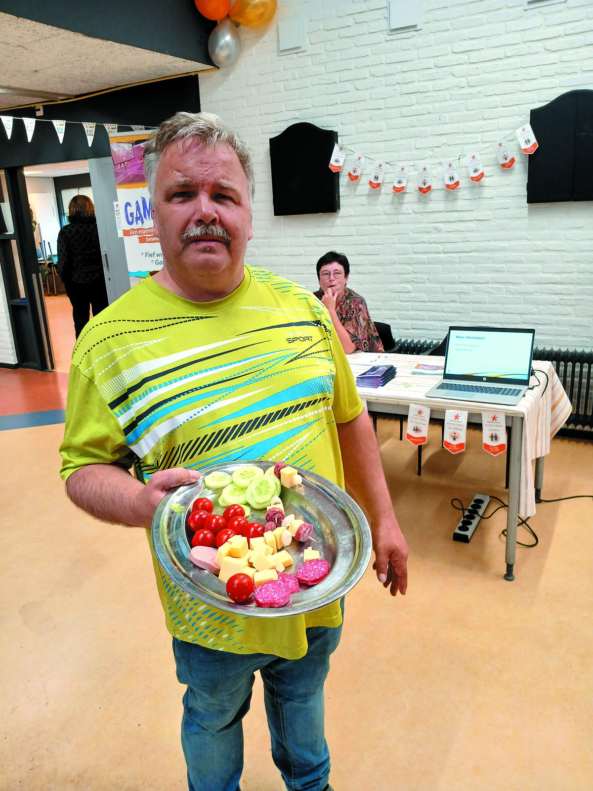 Gert deelde hapjes rond