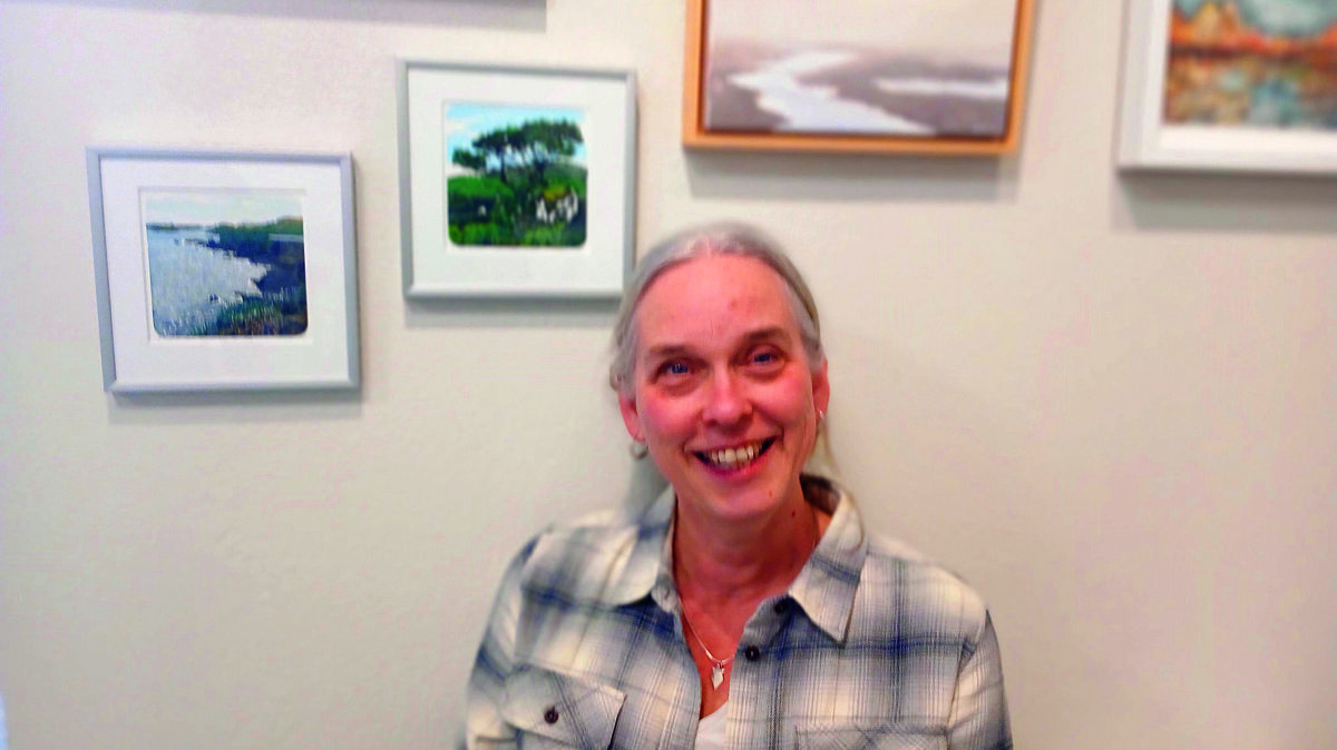 Linda ter Braak bij haar twee lino's.jpg