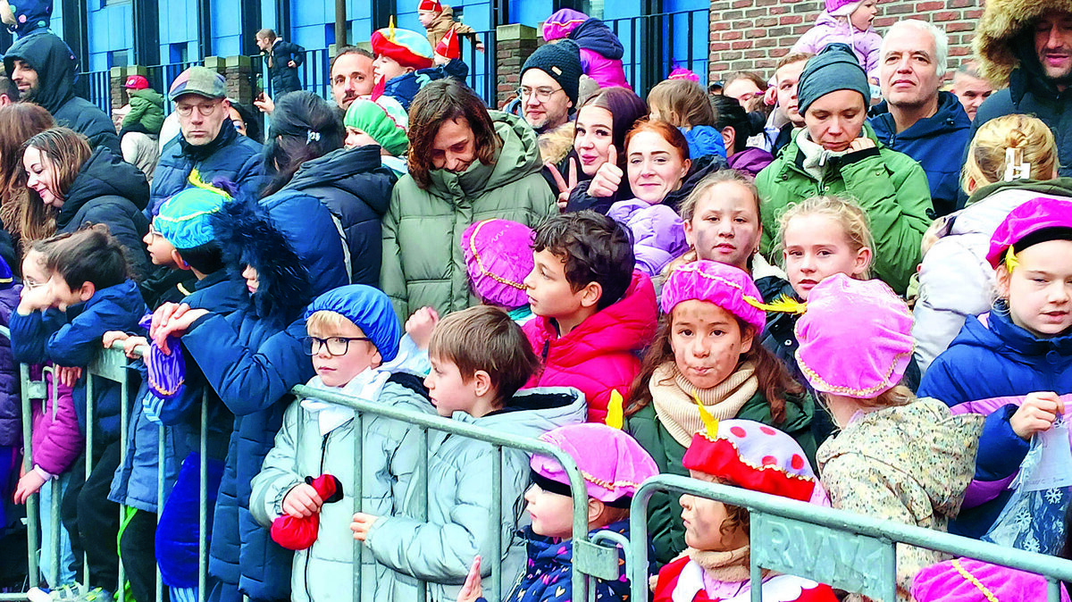 Vol verwachting staan de kinderen te wachten.jpg