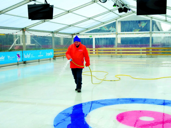 vrijwilliger actief tijdens Almelo On Ice.jpg