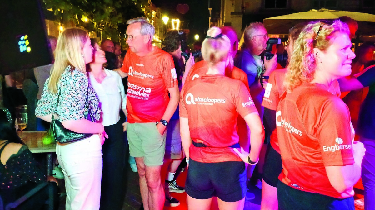 Traditioneel feestje op het Amaliaplein.jpg