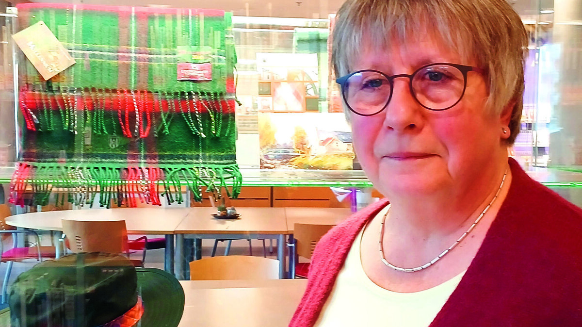 Lia Baltus met haar uieke Tartan verzameling.jpg