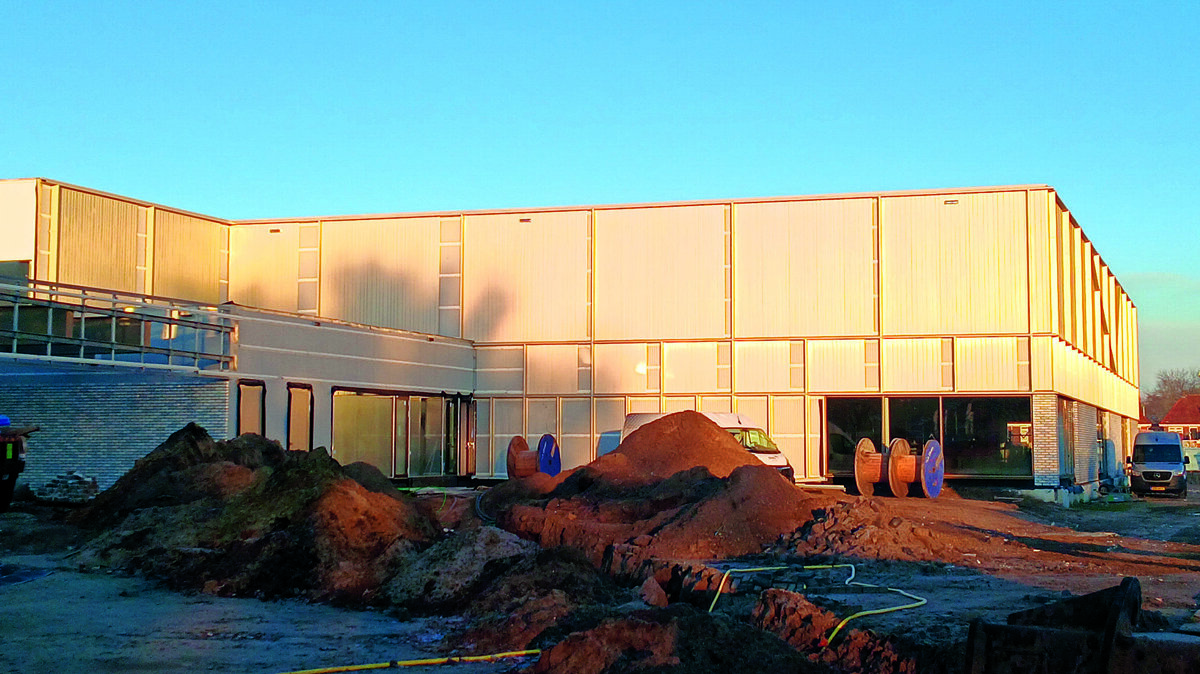 Een deel van de buitenzijde van het nieuwe bad.jpg