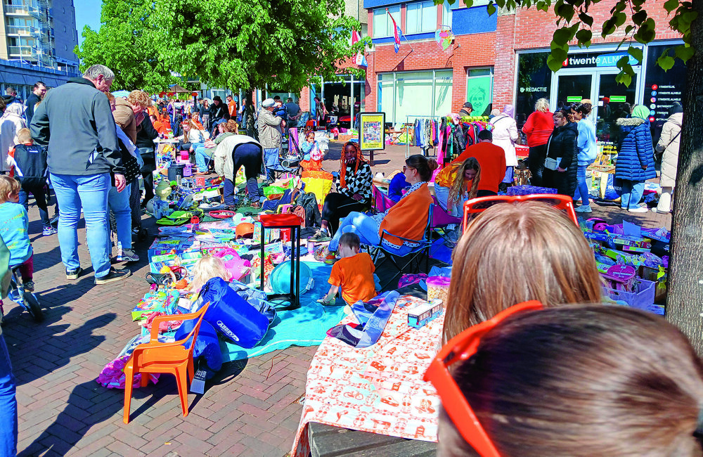 In dikke rijen liepen de mensen langs de verchillende 'Kleedjes'.jpg