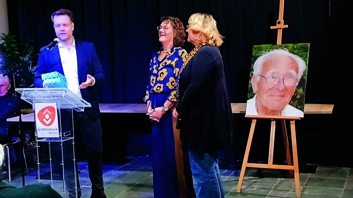 Tom Munter en de zusen Höften en de foto van hun vader.jpg