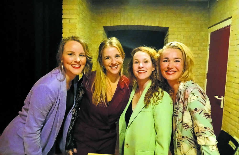 De Meisjes met de Wijsjes gaven met zijn vieren een wervelende show in de Kapelzaal van Hof 88.jpg