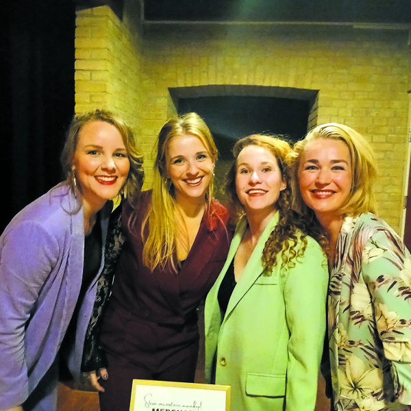 De Meisjes met de Wijsjes gaven met zijn vieren een wervelende show in de Kapelzaal van Hof 88.jpg