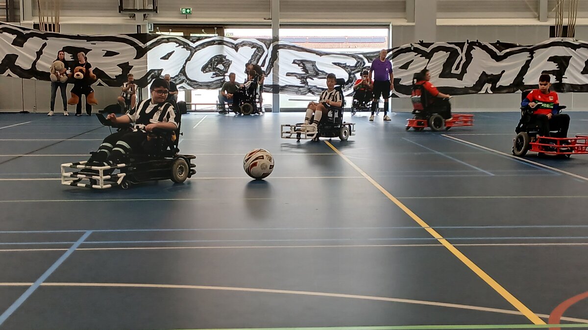 De bal is veel groter dan een gewone voetbal